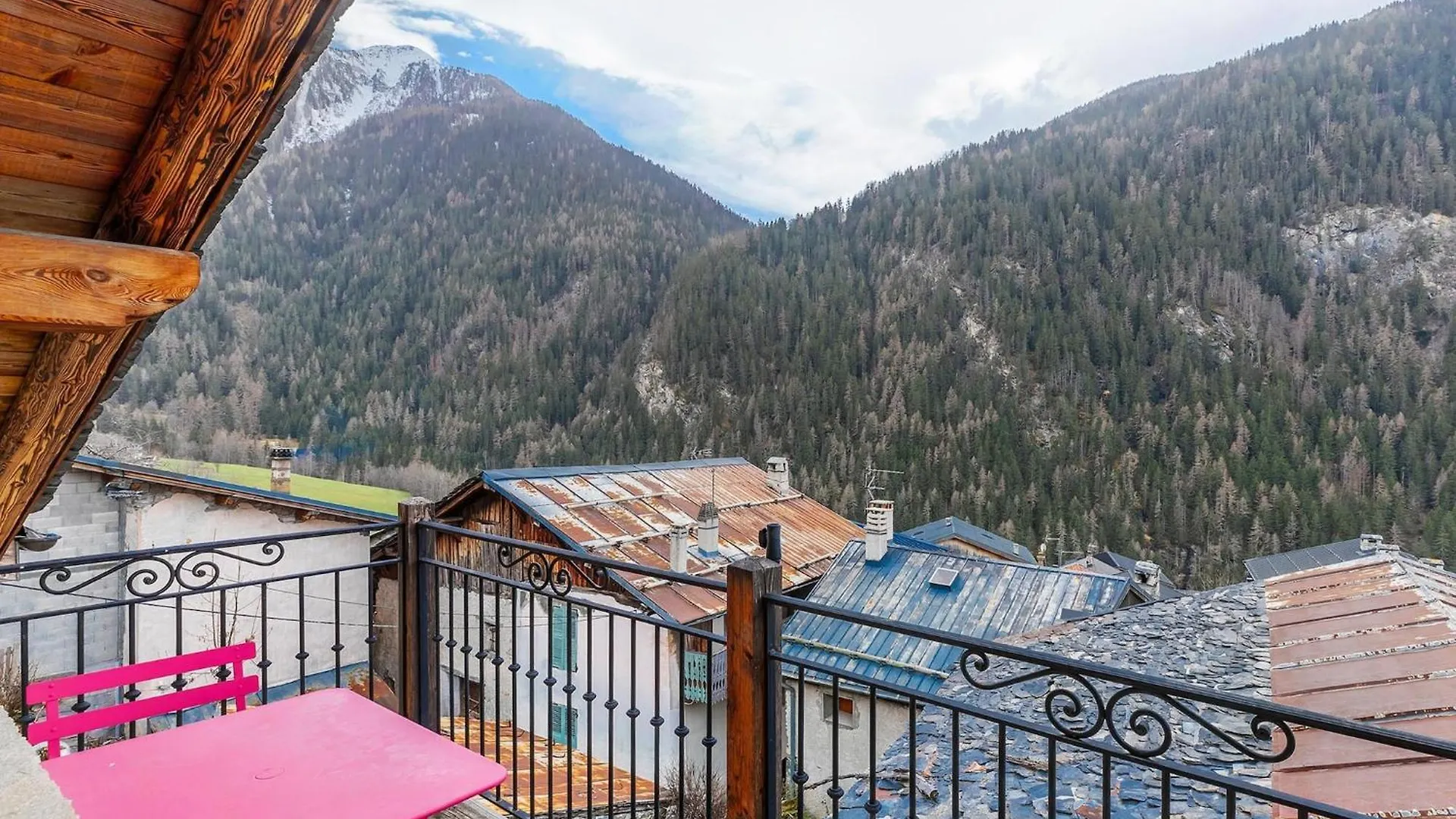 Superb Savoyard Traditional Chalet Located 500 M From The Slopes Peisey-Nancroix